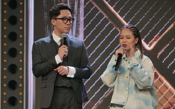  TLinh (tên thật Thảo Linh) là thí sinh nữ đầu tiên trong chương trình Rap Việt. Cô gái sinh năm 2000 thể hiện ca khúc Tình yêu bận bịu trên nền nhạc Chiếc khăn gió ấm. Tiết mục của cô nhận lời khen từ dàn huấn luyện viên lẫn giám khảo. Thí sinh có chất giọng khỏe, lối rap tự tin, cách gieo vần ấn tượng. Nhờ tiết mục của TLinh, Chiếc khăn gió ấm của Khánh Phương cũng nổi tiếng trở lại sau nhiều năm. 