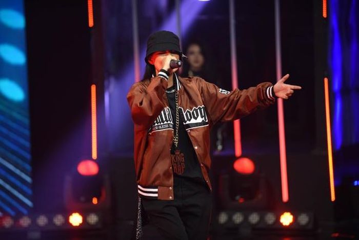  Rapper Thy (Nguyễn Anh Thy) có phong cách cá tính. Nữ rapper luôn xuất hiện trên sân khấu với chiếc mũ che kín gương mặt. Vòng hai của King of Rap đang diễn ra và Thy là một trong hai thí sinh nữ vượt qua vòng thi tính tới hiện tại. 