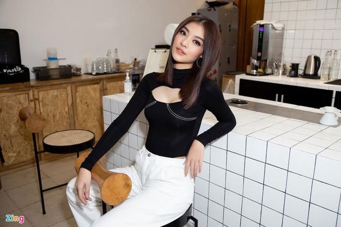  Phần thi của Kiều Loan sau đó gây tranh cãi. Khán giả cho rằng cô được ưu ái nhờ là á hậu. Trước ý kiến trái chiều, Kiều Loan trả lời Zing: "Ngày nào tôi cũng lên mạng, tìm kiếm 'Á hậu Kiều Loan King of Rap' và đọc tất cả bình luận. Có khen có chê, tôi cũng đọc hết và tự dặn lòng phải làm hết sức, thể hiện cho khán giả thấy năng lực ở các vòng sau". Ảnh: Anh Khoa. 