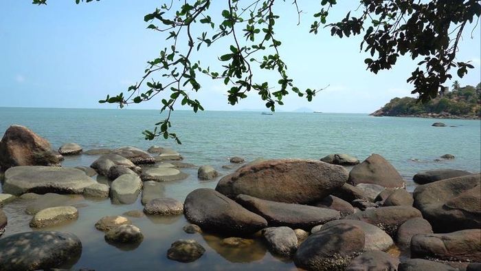 Một bãi đá trên Hòn Tre.
