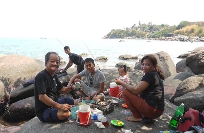 Một gia đình du lịch tự túc ở Hòn Tre.