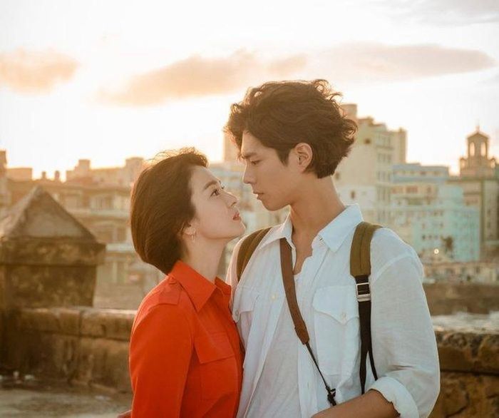 Song Hye Kyo tình tứ bên cạnh đàn em kém tuổi Park Bo Gum.