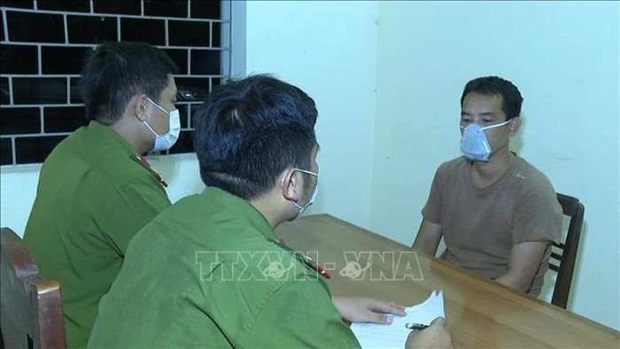 Lực lượng công an lấy lời khai của các đối tượng đánh bạc. Ảnh: TTXVN phát