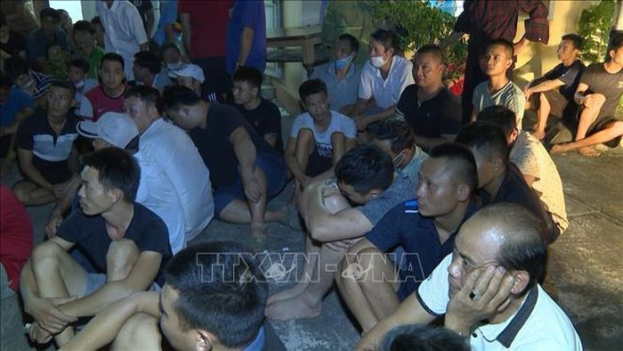 Các đối tượng tham gia đánh bạc dưới hình thức đá gà. Ảnh: TTXVN phát