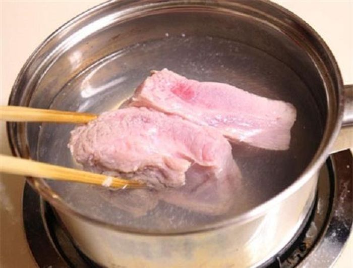 Không nên sử dụng lượng nước quá nhiều khi luộc thịt.