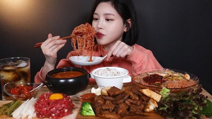 Theo thống kê của diễn đàn Pann của Hàn Quốc, thu nhập ước tính của Eat with Boki là 215,2 triệu won/tháng (khoảng 4,2 tỉ đồng). (Ảnh: 문복희)