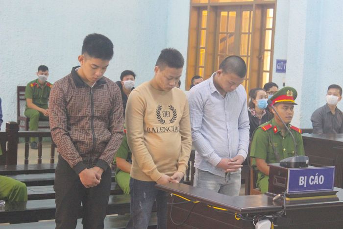 Từ trái sang, các bị cáo: Tuấn, Quân, Kỉnh tại phiên tòa. Ảnh: Văn Ngọc
