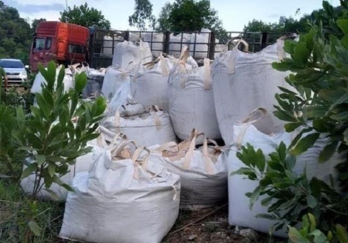 Hàng chục tấn chất thải lạ được chở trên xe tải. (Ảnh: MS)