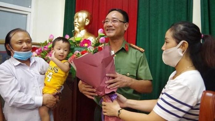 Gia đình cháu Bảo tặng hoa cảm ơn lãnh đạo Công an tỉnh bắc Ninh