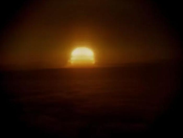 Vụ nổ "Tsar Bomba" trông như một quả cầu lửa khi nhìn cách đó vài trăm dặm. 