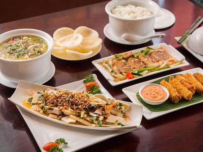 Các món gỏi, đồ chiên, xào cũng hút thực khách không kém. Ảnh: Bepxanh.anduyen, rynoleerua.