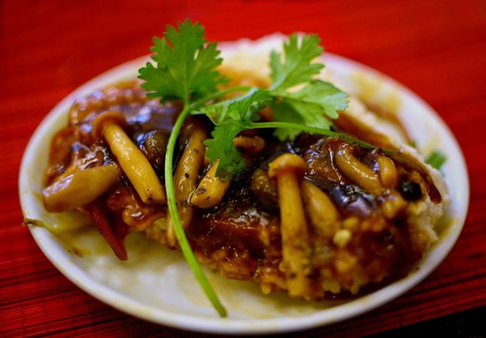 Hương vị thanh đạm cùng nước chấm đặc biệt tạo nên bữa lẩu khó quên. Ảnh: Candykun107, chushungrytummy, khanhnguyen_64, yungbuddhzen.