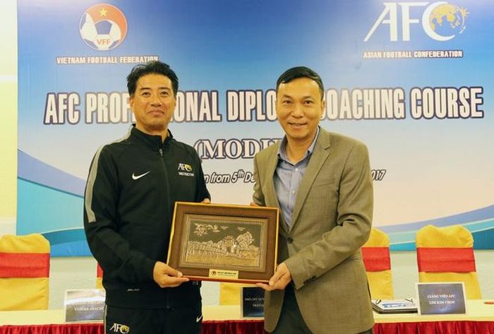 Ông Adachi đang là giảng viên ưu tú của AFC. Ảnh: VFF.