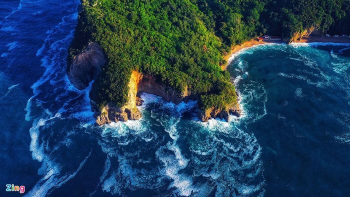  Mặc dù có diện tích nhỏ, Montenegro lại may mắn sở hữu số lượng lớn các kỳ quan thiên nhiên và nhân tạo. Nơi đây nhanh chóng ghi dấu ấn và trở thành điểm đến du lịch hấp dẫn. Các rặng núi hùng vĩ, cảnh thiên nhiên hoang sơ, có cả biển xanh và khu trượt tuyết, Montenegro là "thánh địa" đối với những người yêu thiên nhiên hoang dã và các chuyến phiêu lưu. 