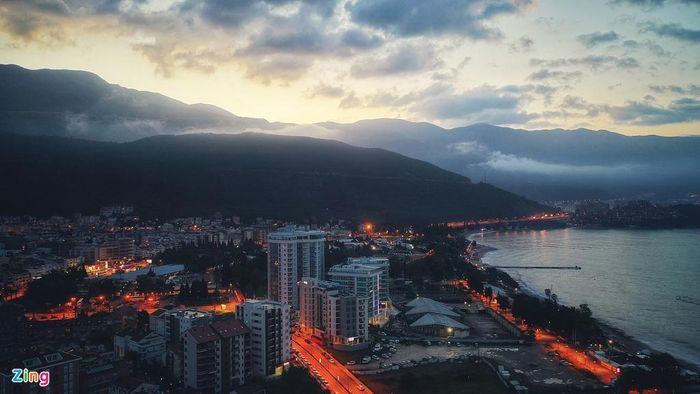  Bình minh ở Budva. Bờ biển Budva dài 21 km với 17 bãi biển và được đánh giá là một trong những bờ biển đẹp nhất thế giới. 