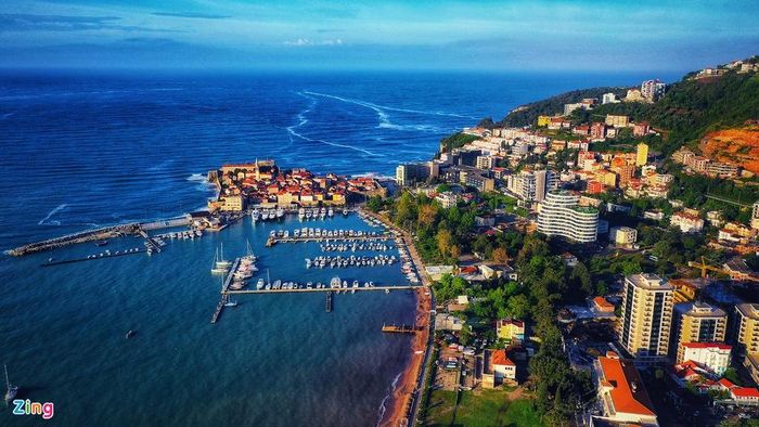  Thị trấn biển Budva có một khu ăn chơi nhộn nhịp nằm ngay sau khu phố cổ dọc biển. Tuy đây là một trong những thành cổ nhất ven bờ Adriatic, xung quanh lại được thiết kế thành bến du thuyền của những người giàu tại địa phương. 