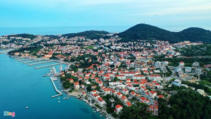  Montenegro là quốc gia có ít dân cư nhất khu vực Đông Âu, giáp với biển Adriatic. Thủ đô của nước này là Podgorica, mệnh danh là viên ngọc vùng Balkans với thế mạnh đến từ cảnh đẹp thiên nhiên hùng vĩ. 
