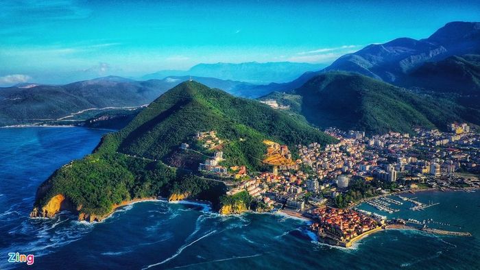  Budva với 2.500 tuổi được coi là một trong những thị trấn cổ nhất, cũng là điểm du lịch biển nổi bật nhất ở Montenegro. Các khu bãi biển gần đó còn hoang sơ, tuyệt đẹp, cuốn hút du khách. 