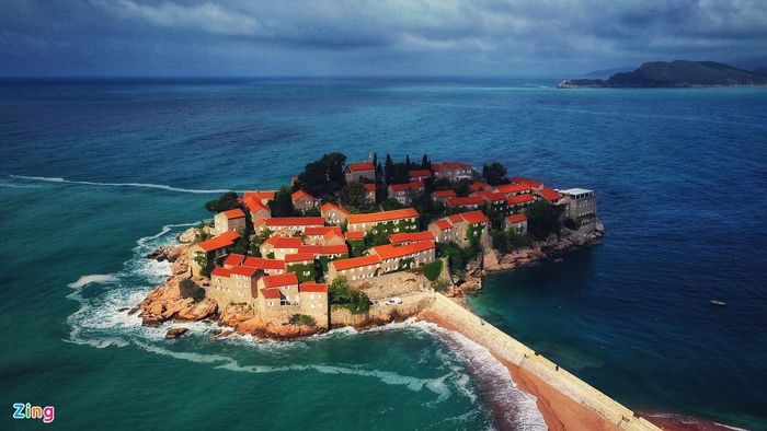  Tại Budva có địa danh Sveti Stefan, một hòn đảo nhỏ trong vùng biển Adriatic, cách thành phố Budva 6 km. Đảo có diện tích 12.400 km2 và nối với đất liền bằng một eo đất nhỏ. Nơi đây đặc biệt bởi một làng chài cùng tên, đẹp như tranh với những ngôi nhà từ thế kỷ thứ 15. Giữa năm 1934 và 1936, ngôi nhà của Nữ hoàng Marija Karadordevic của Serbia được xây dựng, bao quanh có 800 cây olive trên nền đất hơn 32 ha. Đến năm 1950, dân số ngôi làng này là 411 bao gồm 256 người Serb, 109 người Montenegro, 6 người Croatia và 40 người thuộc dân tộc khác. 
