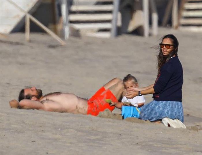 Bradley Cooper hiện vẫn độc thân và chia sẻ quyền nuôi con với bạn gái cũ Irina Shayk. Hôm 6/8, cánh paparazzi ghi lại hình ảnh tài tử 45 tuổi dạo biển cùng Jennifer Garner. Nguồn tin từ Page Six cho biết hai người chỉ là bạn bè thân thiết do từng có quãng thời gian đóng chung trong phim truyền hình Alias (2001-2006).