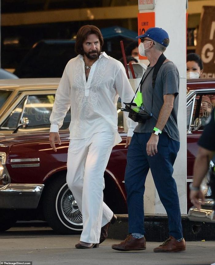 Ngày 25/8, Daily Mail đăng tải hình ảnh Bradley Cooper trên phim trường tại thung lũng San Fernando, Los Angeles, Mỹ. Đây là dự án đánh dấu sự trở lại của tài tử 45 tuổi kể từ sau A Star Is Born (2018).