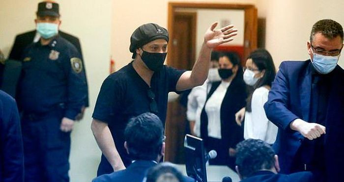 Ronaldinho xuất hiện tại tòa án Paraguay hôm 24/8, giờ địa phương