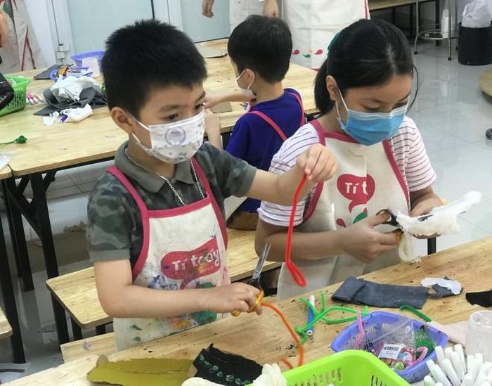 Các bạn nhỏ hứng thú với “bài tập” cắt may, tái hiện những trang phục lịch sử