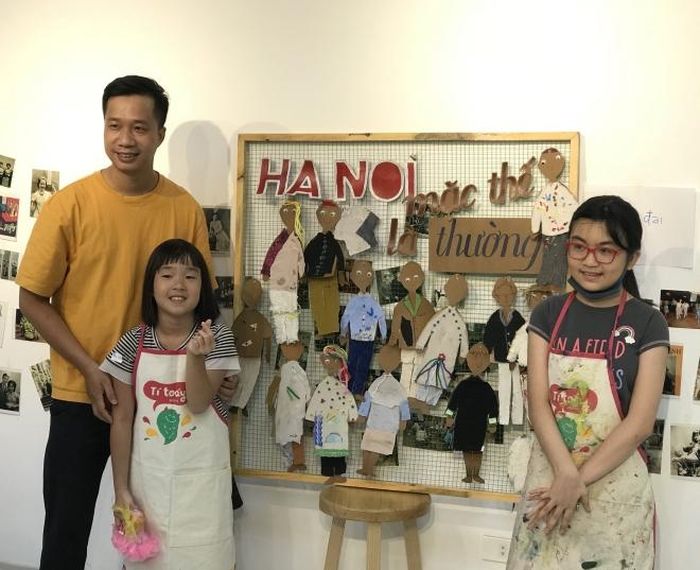 Nhà văn Trương Quý cùng các bạn nhỏ bên các sản phẩm mô phỏng trang phục