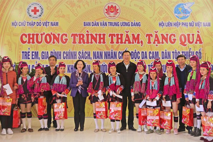  Đồng chí Trương Thị Mai, Ủy viên Bộ Chính trị, Bí thư Trung ương Đảng, Trưởng ban Dân vận Trung ương và lãnh đạo tỉnh Quảng Ninh thăm hỏi, tặng quà gia đình chính sách, hộ nghèo tại xã Quảng Đức, huyện Hải Hà. Ảnh: HÙNG SƠN.
