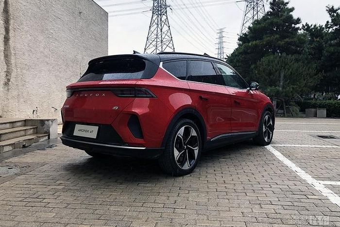 Mẫu SUV điện mới mẻ này có trang bị cả một hệ thống lái tự động được gọi là α-Pilot (Alpha- Pilot). Chi tiết về khả năng của hệ thống này sẽ được thông báo sau.