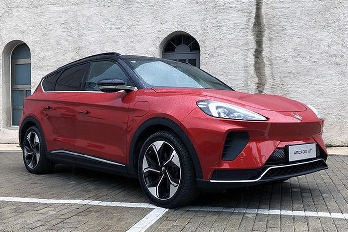 Cách đây vài tháng chúng ta đã từng biết đến một mẫu xe điện Trung Quốc mới mang tên ArcFox α-T 2020 mới (Alpha-T), một mẫu xe này được sản xuất bởi đơn vị liên doanh BAIC-MAGNA. Hôm nay, chúng ta có thêm những hình ảnh chính thức, rõ ràng hơn về chiếc xe ở ngoài đời thật chứ không phải dạng ảnh render máy tính.