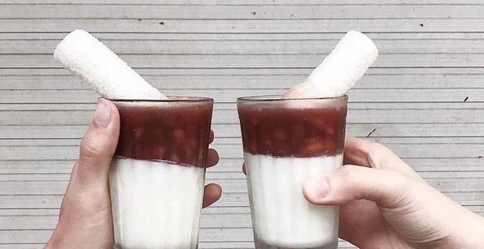 Tại Hà Nội, sữa chua đậu đỏ thậm chí còn được coi là món ăn vặt huyền thoại của nhiều học sinh, sinh viên. Bên cạnh đó, chúng ta cũng có thể ăn sữa chua kiểu Hạ Long với topping đậu đỏ.