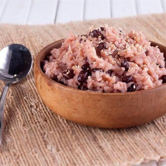 Cách làm: Đậu đỏ nhặt bỏ những hạt hỏng, đãi nhiều lần cho sạch, ngâm đậu vào nước lạnh qua đêm có pha ít muối. Gạo nếp đãi nhiều lần cho sạch, ngâm vào nước lạnh có pha ít muối, để qua đêm. Hôm sau xả lại nước cho thật sạch, cho đậu đỏ vào nồi, đổ nước ngập mặt đậu, đun đến khi ăn thử thấy hạt đậu mềm, đổ ra rổ cho ráo nước.