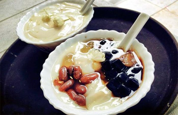 Tào phớ đậu đỏ: Có lẽ do độ hot của món đậu đỏ quá lớn nên nhiều hàng quán còn sáng tạo thêm các món đậu đỏ mới cho khách có thêm lựa chọn. Điển hình như mùa Thất Tịch năm nay, món tào phớ đậu đỏ rất hot tại Hà Nội.