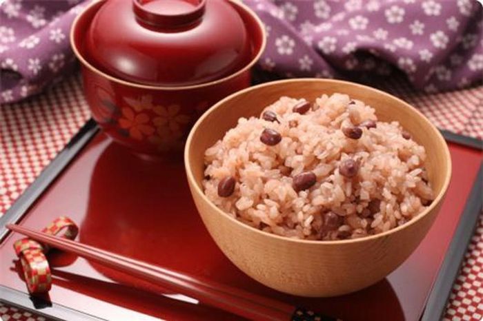 Tiếp theo, trộn lẫn gạo nếp và đậu đỏ vào với nhau. Đặt chõ gạo lên bếp, đun sôi, thỉnh thoảng xới đều và thêm đường vào tùy theo khẩu vị của bạn. Gạo nếp chín, xới xôi ra bát, bên trên thêm một ít dừa bào sợi và muối vừng.