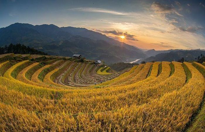 Danh thắng ruộng bậc thang Mù Căng Chải (Yên Bái) nằm trong top 4 cánh đồng ruộng bậc thang đẹp nhất vùng núi Tây Bắc được công nhận "Di sản văn hóa quốc gia".