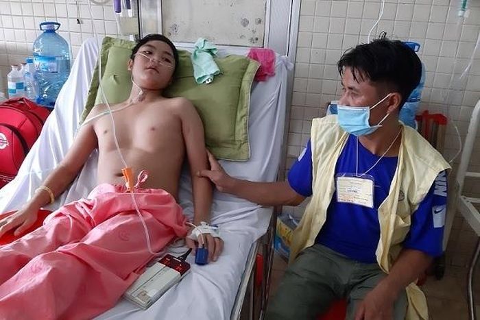 Suốt 4 tháng qua, vợ chồng anh A Tư phải nghỉ việc để đưa con trai đi chữa trị khắp nơi.