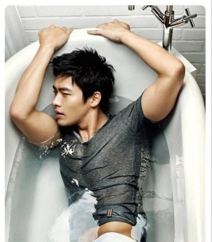 Vốn yêu thích thể thao, Hyun Bin không khó để sở hữu một cơ thể khỏe mạnh, săn chắc. Khi đó, chỉ cần một chiếc áo thun ướt cũng đủ khiến người hâm mộ dậy sóng.