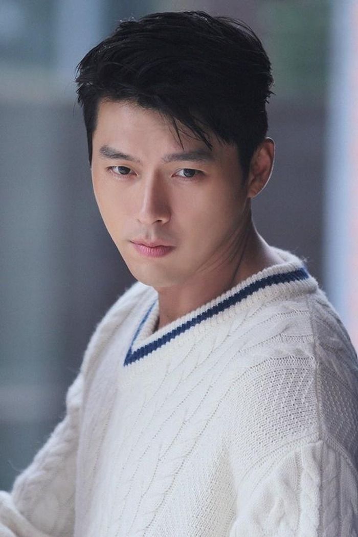 Những trang phục với chất liệu len, dài tay thường xuyên được Hyun Bin sử dụng cả trên phim ảnh và ngoài đời.