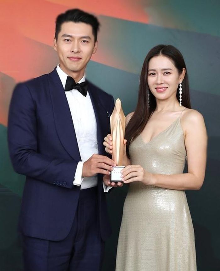 Hyun Bin nổi tiếng với bờ vai rộng và tỉ lệ cơ thể hoàn hảo để diện những bộ vest lịch lãm, sang trọng. Tại mọi lễ trao giải, sự xuất hiện của Hyun Bin trong trang phục vest luôn nhận được sự chú ý của truyền thông.