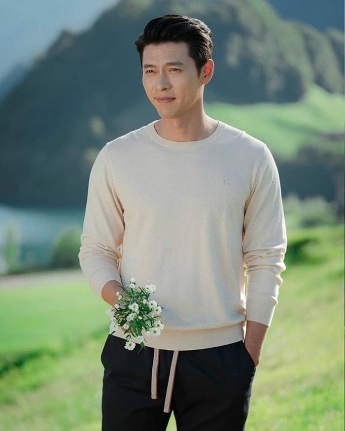 Cảnh cuối trong bộ phim “Hạ cánh nơi anh”, Hyun Bin diện một chiếc áo thun dài tay màu café sữa kết hợp cùng quần thể thao khỏe khoắn.