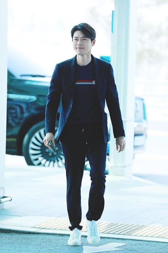 Để vừa lịch lãm mà vẫn trẻ trung, thoải mái, Hyun Bin diện blazer, mang sneaker thay vì áo vest như thường thấy.