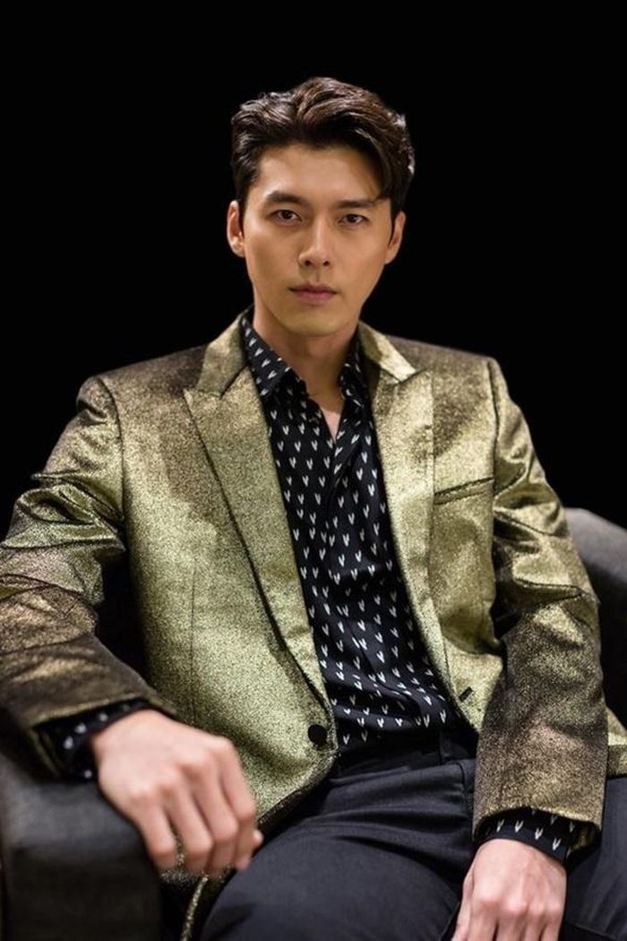 Với vest màu rêu ánh kim, sơ mi họa tiết trái tim, Hyun Bin lúc này toát lên vẻ đàn ông từng trải.