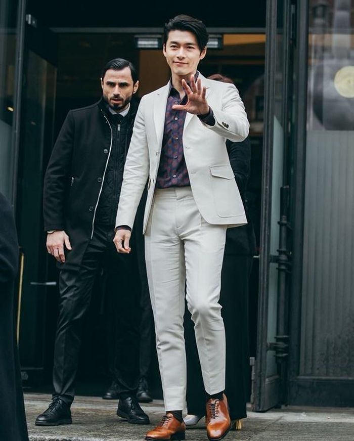 Ngoài những bộ vest tối màu, Hyun Bin còn biết cách tạo điểm nhấn trẻ trung với vest màu sáng diện cùng sơ mi họa tiết.
