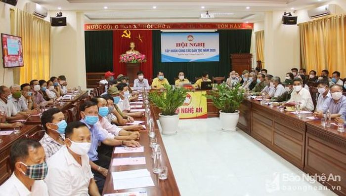 Tại điểm cầu Nghệ An, đồng chí Lê Văn Ngọc - Phó Chủ tịch Thường trực Ủy ban MTTQ tỉnh chủ trì hội nghị. Ảnh: Thanh Quỳnh