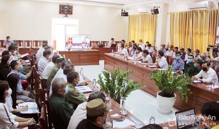 Dự Hội nghị trực tuyến tại điểm cầu Nghệ An có đại diện cán bộ làm công tác Mặt trận và các già làng, người có uy tín trong đồng bào dân tộc thiểu số trên địa bàn toàn tỉnh. Ảnh: Thanh Quỳnh