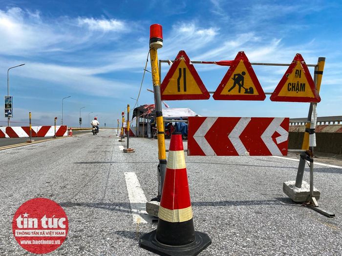 Từ 8/8, ô tô bị cấm lưu thông ở tầng trên của cầu để phục vụ việc thi công sửa chữa.
