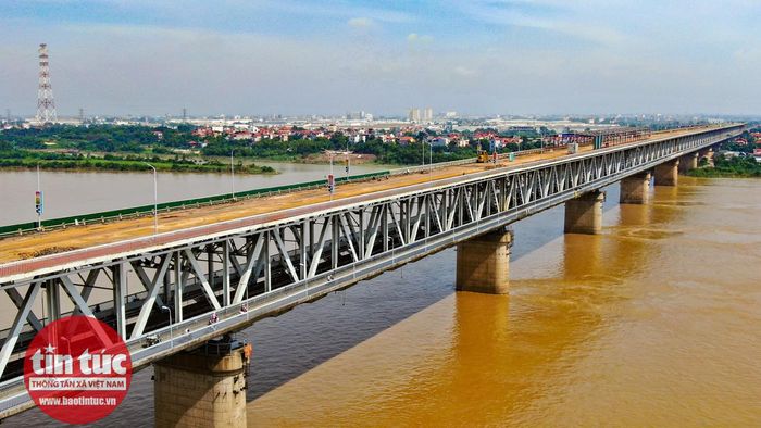 Trong thời gian sửa chữa, tầng dưới của cầu dành cho tàu hỏa và xe thô sơ vẫn hoạt động bình thường.
