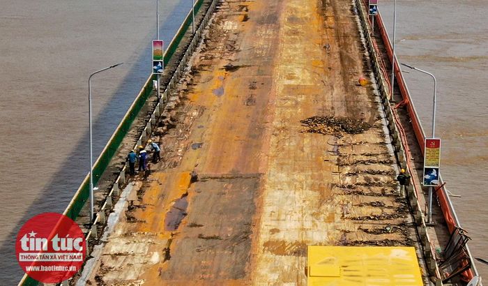 Công nhân đặt lưới thép và đổ bê tông siêu tính năng (UHPC) cường độ cao.