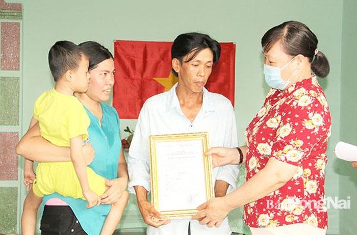 Một hộ khó khăn ở xã Núi Tượng, H.Tân Phú nhận quyết định bàn giao nhà. Ảnh: Văn Truyên